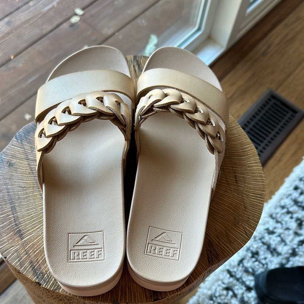 Reef Tan Sandals Comfortable Cushioned Design - Picture 4 of 7